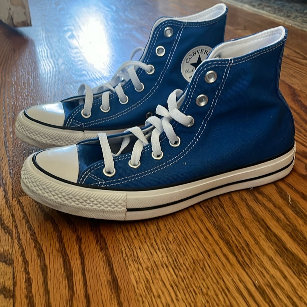 Converse hi-top Chuck Taylor sneakers, women’s size 8, NEVER WORN